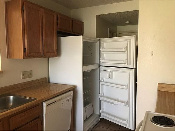 3rd image of 6107 Parkwood Dr #A