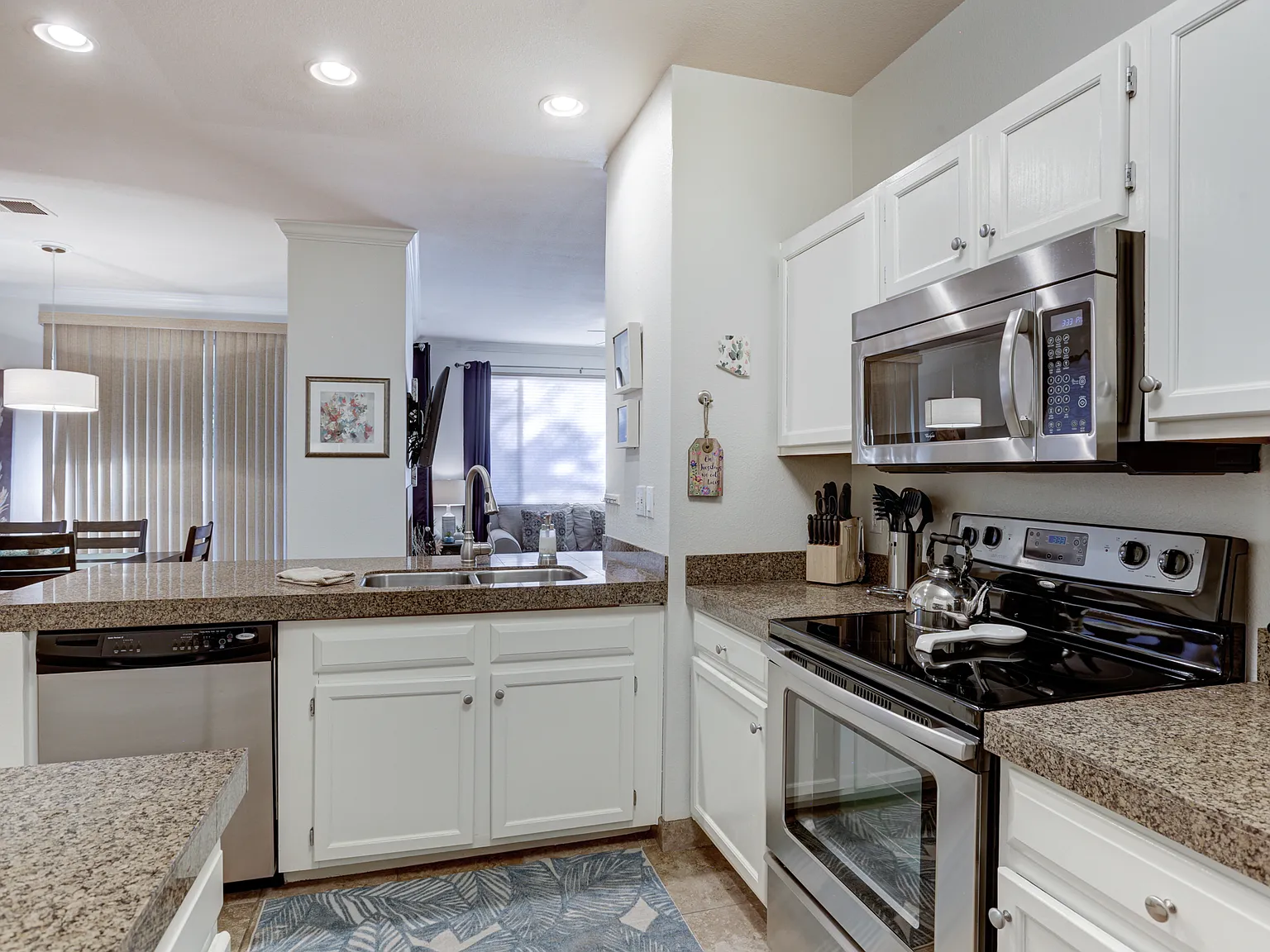 2 bed, 1098 sqft, $1,999 — Photo 2