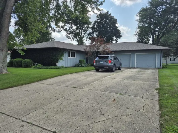 627 Shadycrest Dr, Kewanee, IL 61443