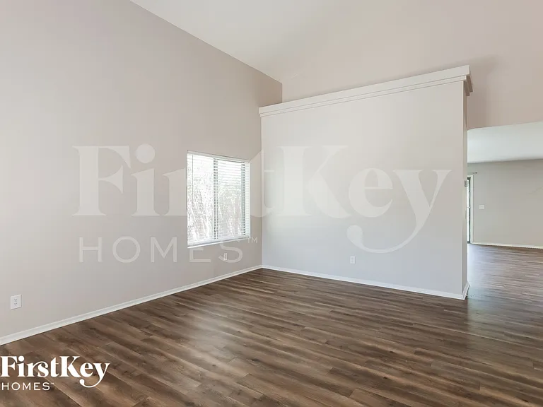 5570 E Flowing Spg — Photo 3
