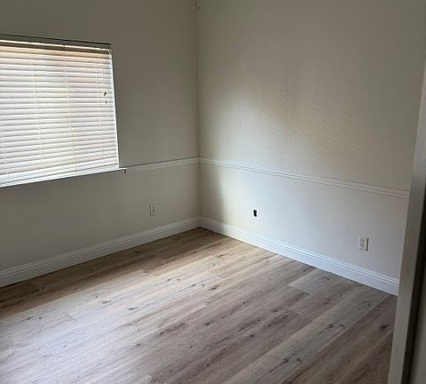 5th image of 1097 E Sarazen Ave