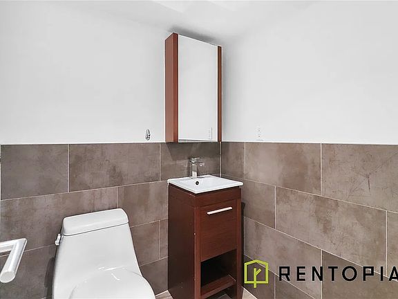 4th image of 127 Lefferts Pl #1A
