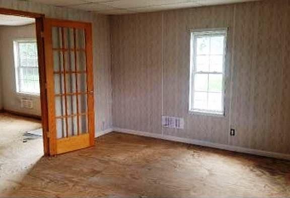 5th image of 614 Western Ave