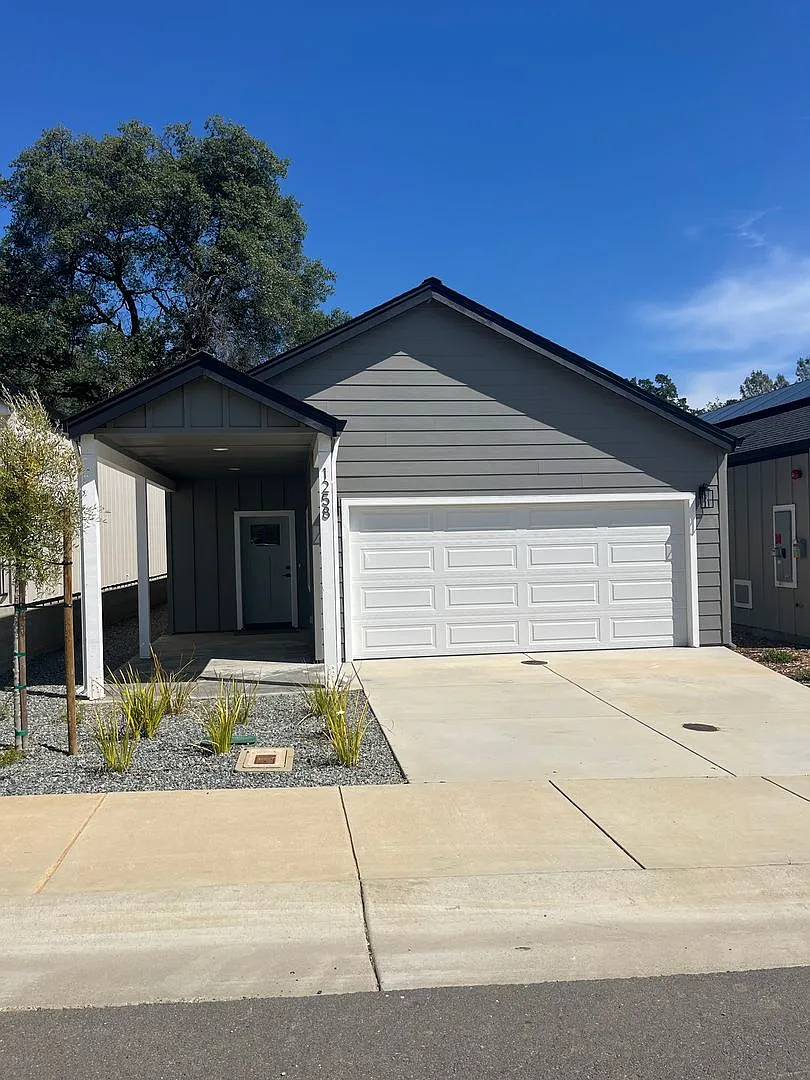 Brand New Build on Old Alturas - ALL Electric with City of Redding Solar! — Photo 1