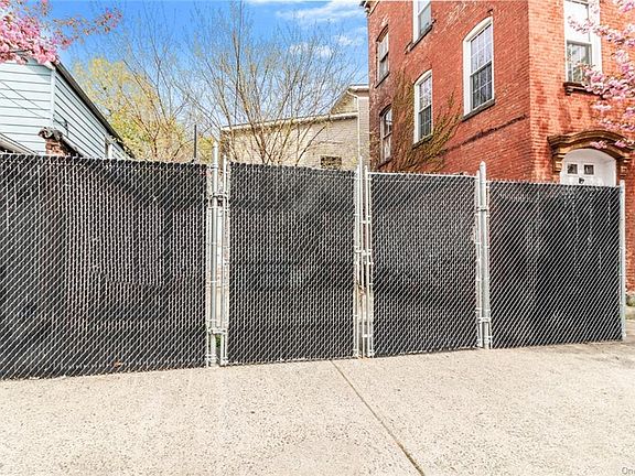 4th image of 581 Glenmore Ave