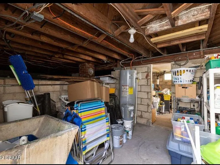 136 S Oleander Ave — Photo 33