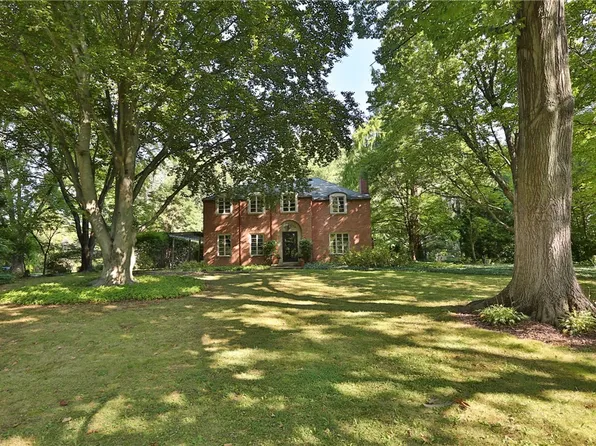 2 Whitestone Ln, Rochester, NY 14618