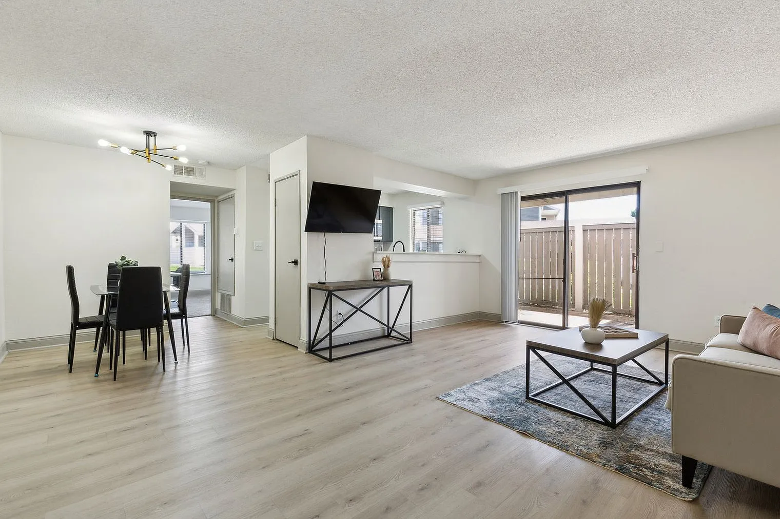 1 bed, 1.0 bath, 764 sqft, $1,916 — Photo 1
