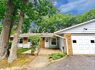 484 Fairway Ct UNIT B, Ridge, NY 11961