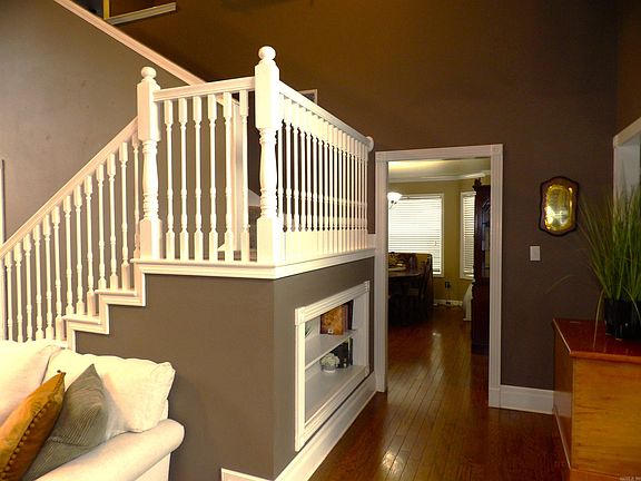 5th image of 304 Rebecca Cir