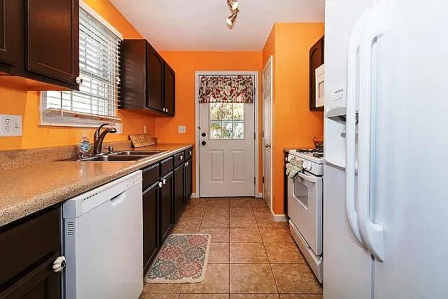 1002 Bull St — Photo 11