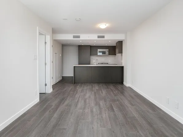 125 E 14th St, North Vancouver, BC