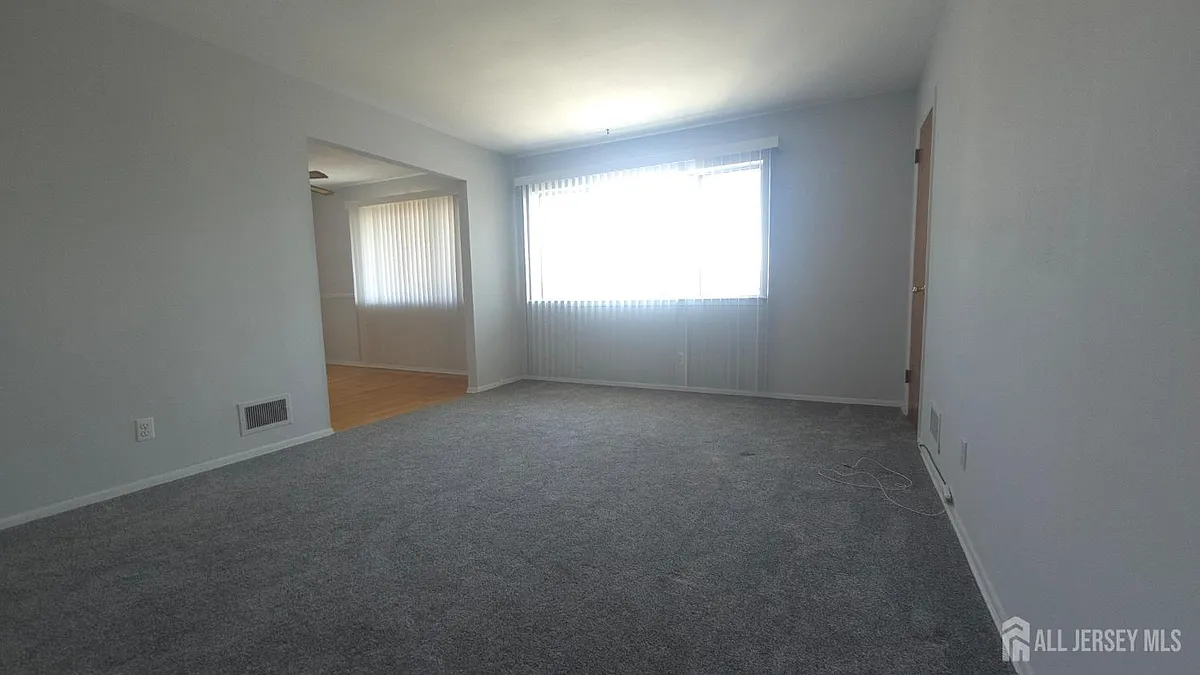 Building Photo - 89 Van Buren Ave #2