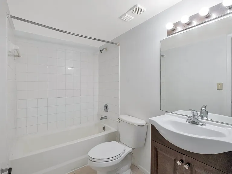 1153 Lake Victoria Dr #I — Photo 8