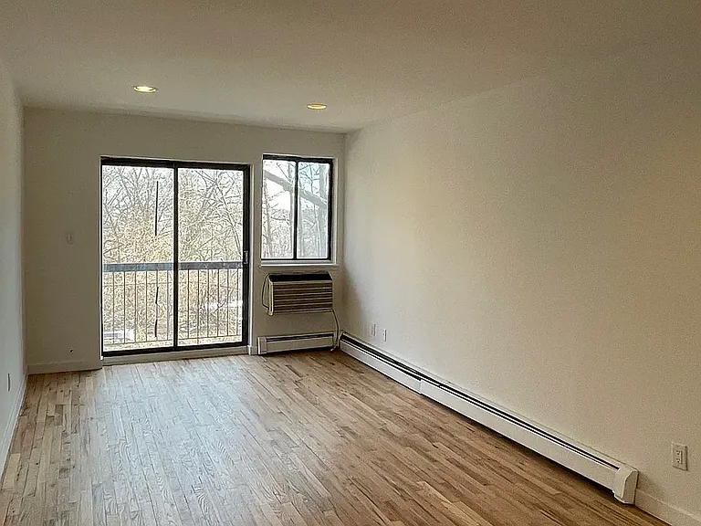 75-34 Grand Centrl Pkwy #3-SR — Photo 3