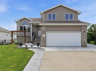 8951 Prairie Village Dr, Lincoln, NE 68507