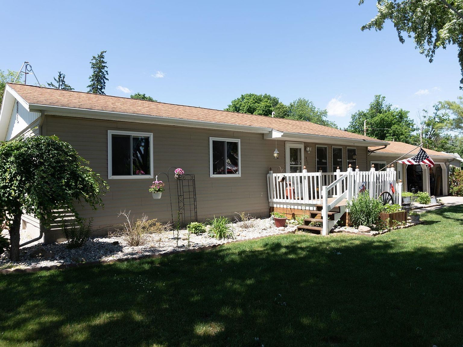 951 Lynn St, Sumner, MI 48889 Zillow