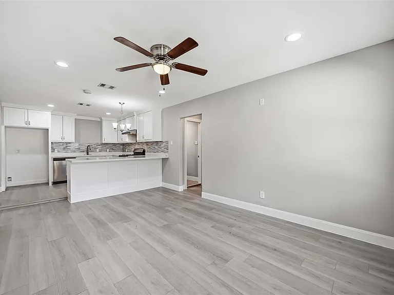 8129 Linda Vista Rd — Photo 7
