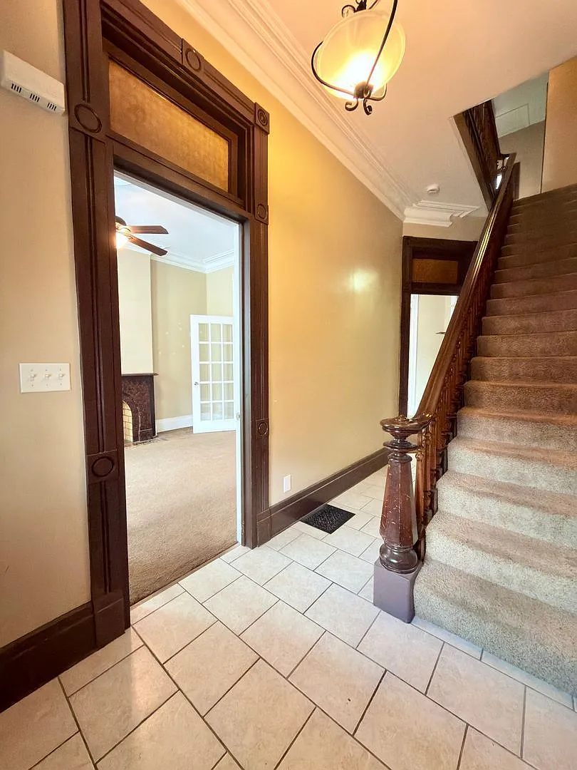 3 bed, 2.0 bath, 2500 sqft, $2,600 — Photo 2