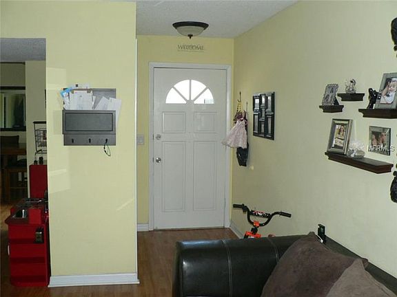 4th image of 985 Whitman Dr