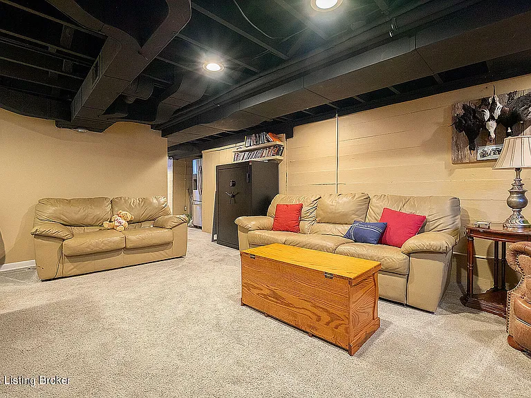 211 S Sherrin Ave — Photo 36