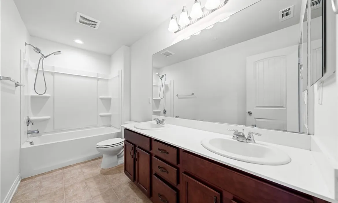 6 bed, 4200 sqft, $999 — Photo 2