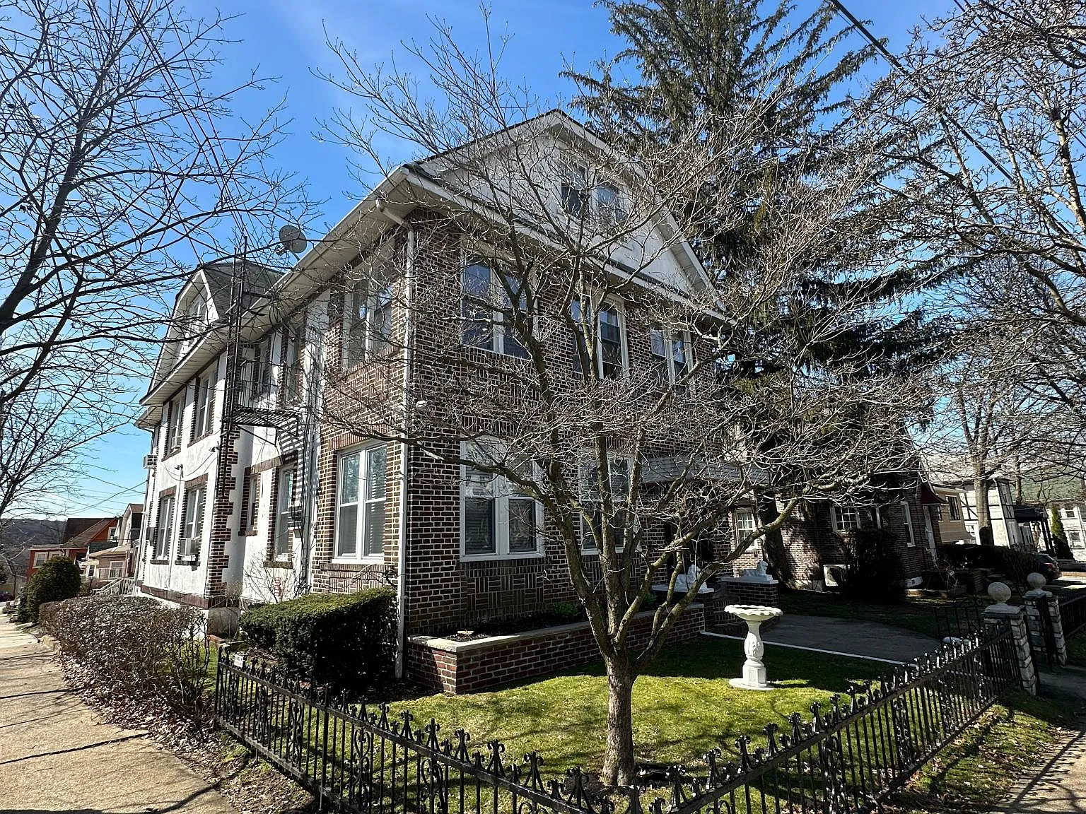 48 Grand Ave — Photo 2