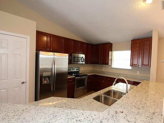3rd image of 6547 Grosvenor Ln