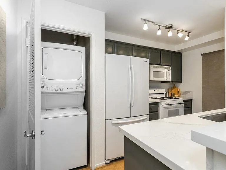 260 Caldecott Ln — Photo 5