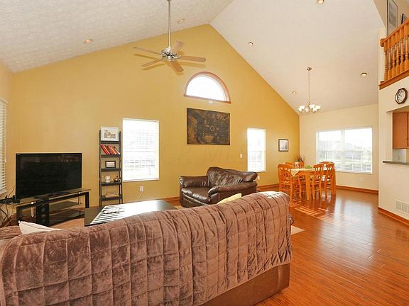 3rd image of 453 Crestmoore Dr