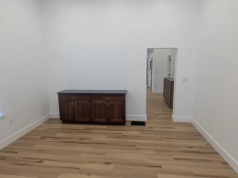 625 7th Ave — Photo 15