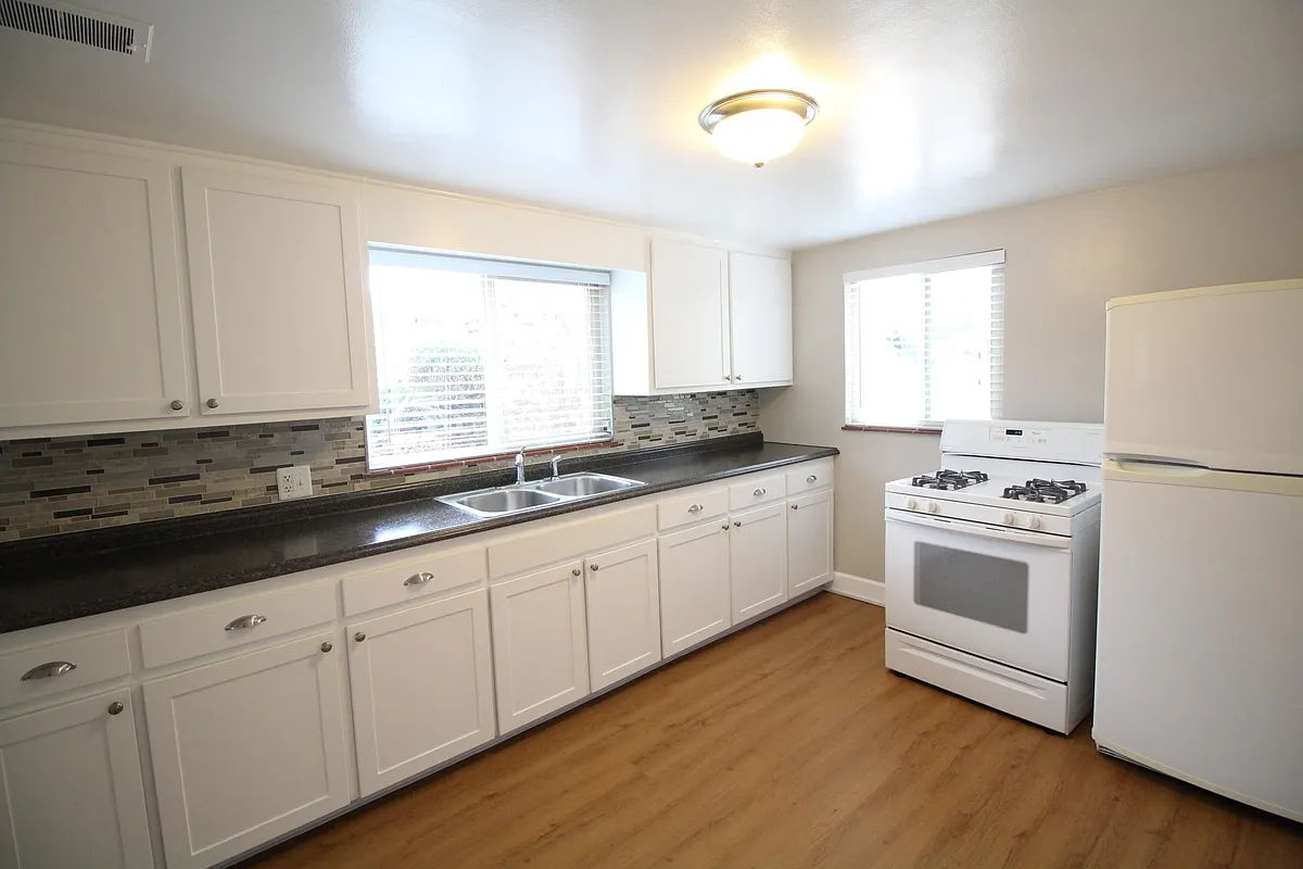 Kitchen - 4821 Fenton St
