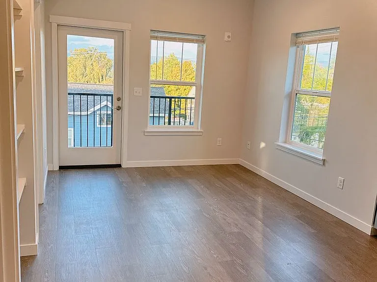 600 E Maple St — Photo 34