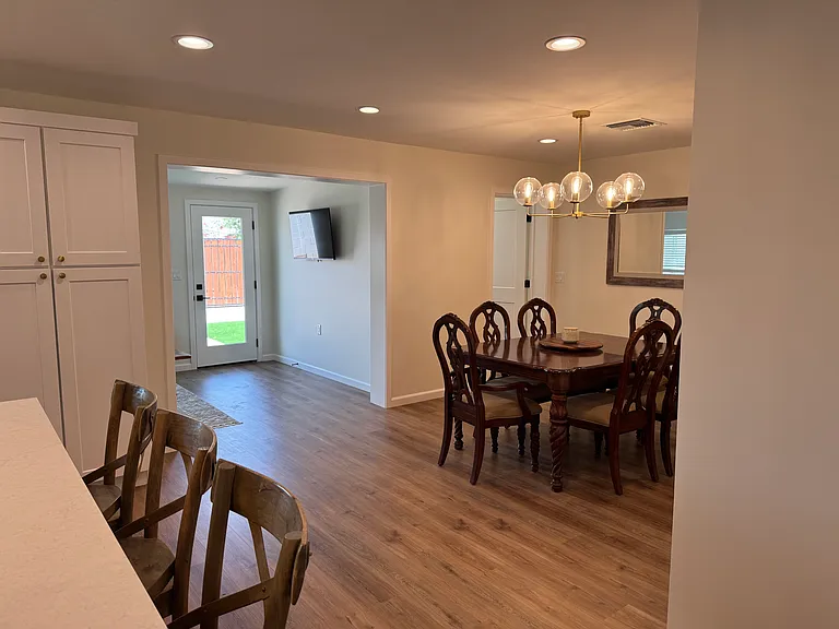 1008 W 10th Pl — Photo 12