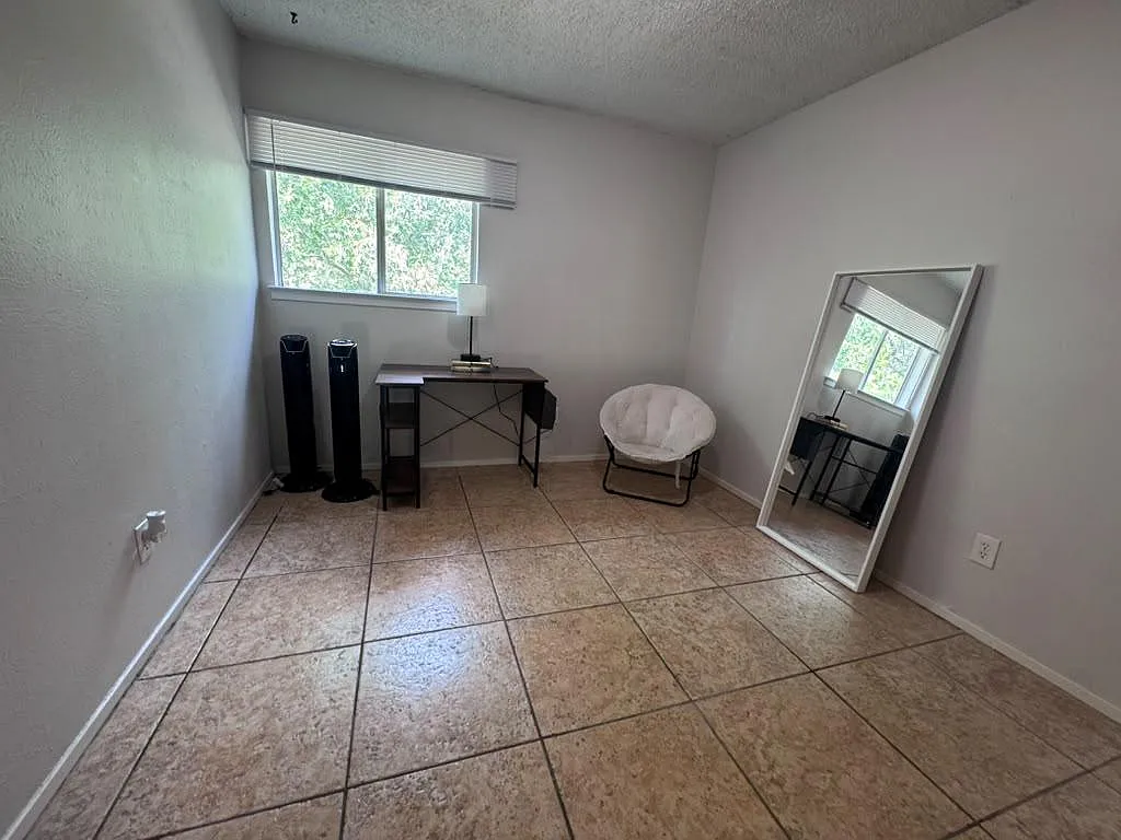 3 bed, 2.0 bath, 1418 sqft, $996 — Photo 1