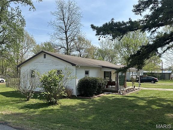3rd image of 708 N Hickory St