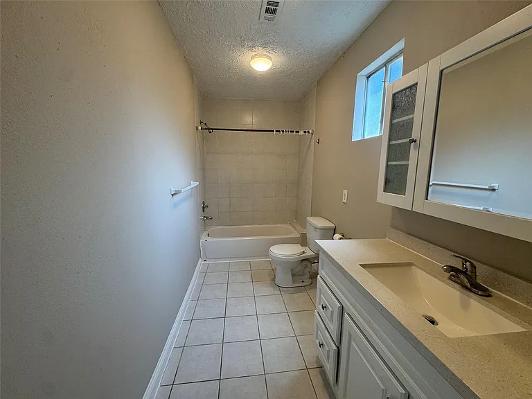 814 Globe St — Photo 5