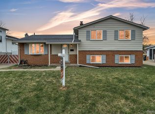 2116 Wilshire St, Westland, MI 48186