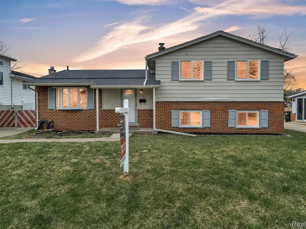 2116 Wilshire St, Westland, MI 48186