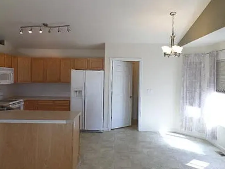 350 Hawthorne Ave — Photo 17