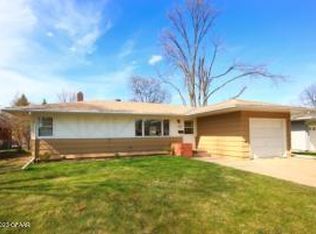 622 22nd Ave S, Grand Forks, ND 58201