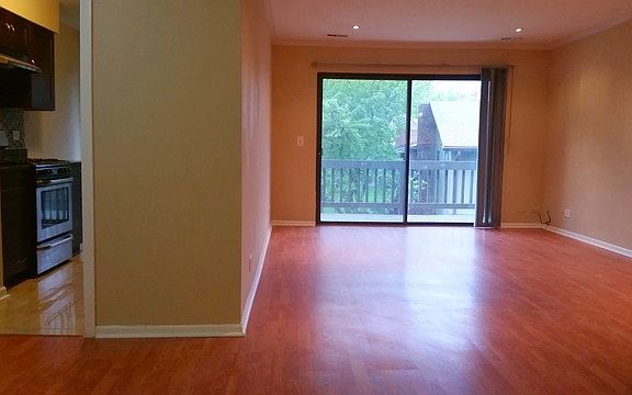 5th image of 29W460 Emerald Green Dr #28