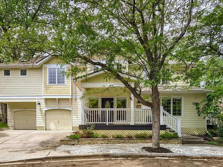 1244 Oakleaf Cir — Photo 1