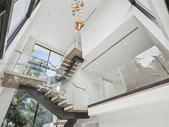 4th image of 420 N Hibiscus Dr