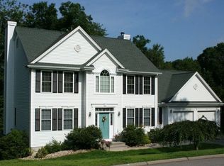 11 White Oak Ln, Quaker Hill, CT 06375