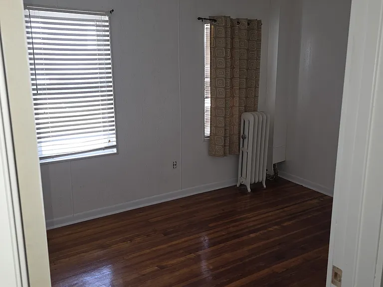 Laurel St — Photo 7