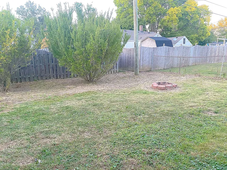 1514 W Walnut St — Photo 2