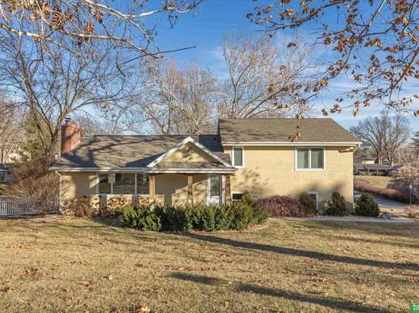 837 S 90th St, Omaha, NE 68114