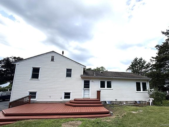 3rd image of 36 Greenvale Farms Rd