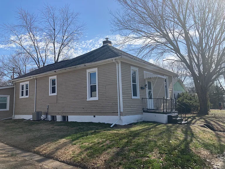 8 N Indiana Ave — Photo 35